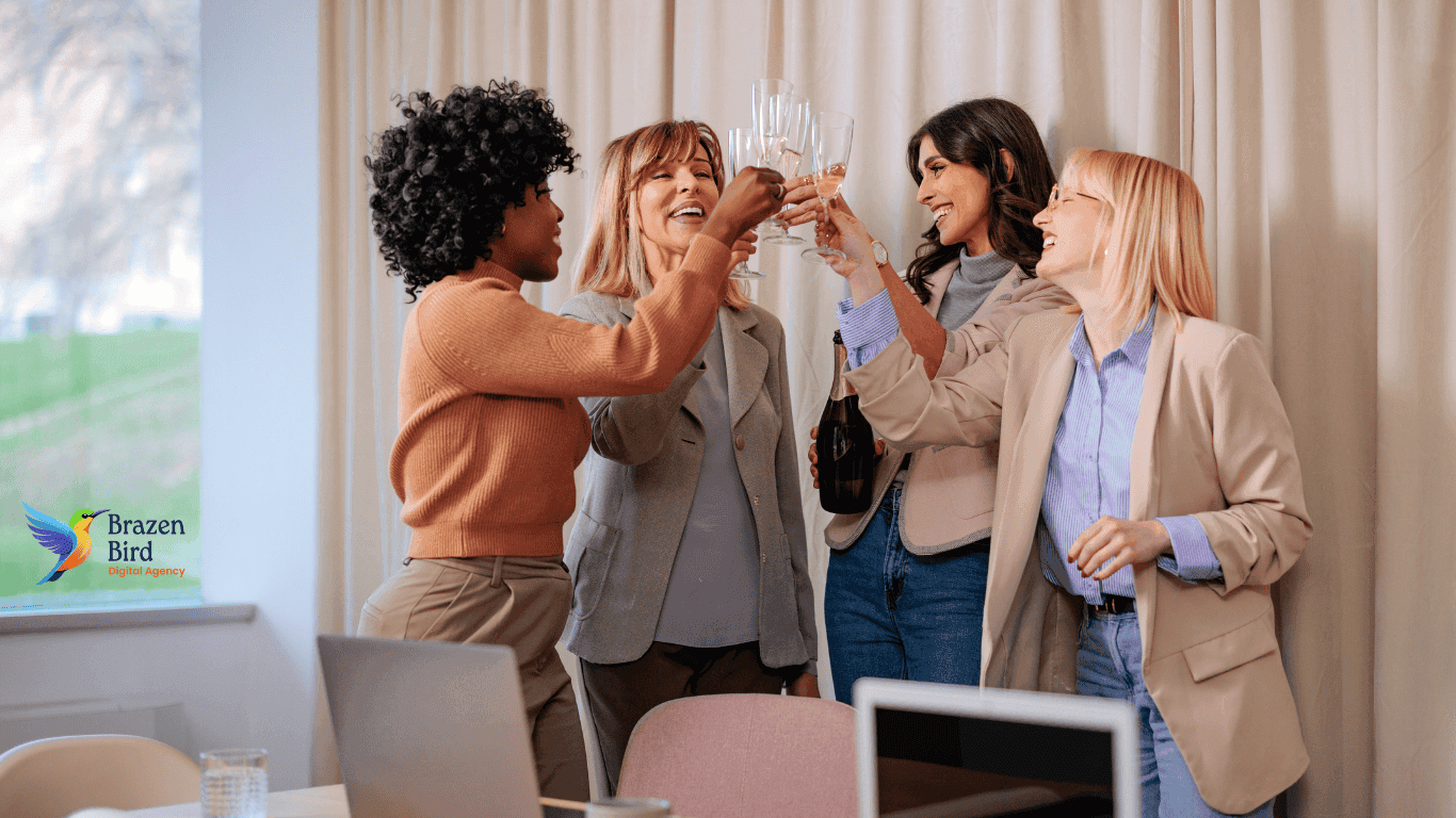 Mulheres celebrando o sucesso do lancamento do site